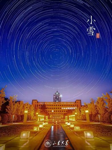 夜晚亮着灯的摩天轮 低可信度描述已自动生成